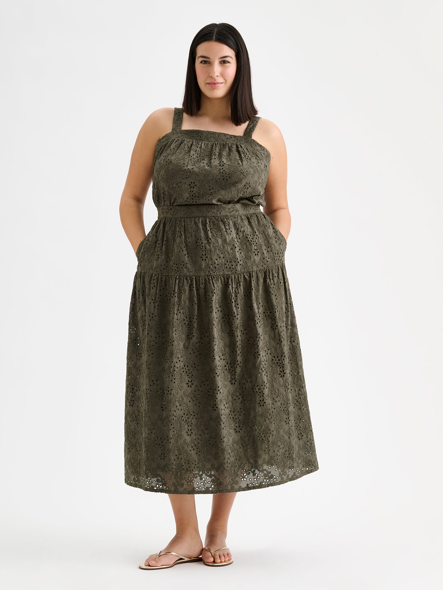 Nanson kaunis maxi-pituinen ja leveähelmainen oliivinvihreä Odette-hame on valmistettu pitsimäisestä Broderie anglaise -tyyppisestä puuvillakankaasta, mallin päällä saman sarjan topin kanssa.