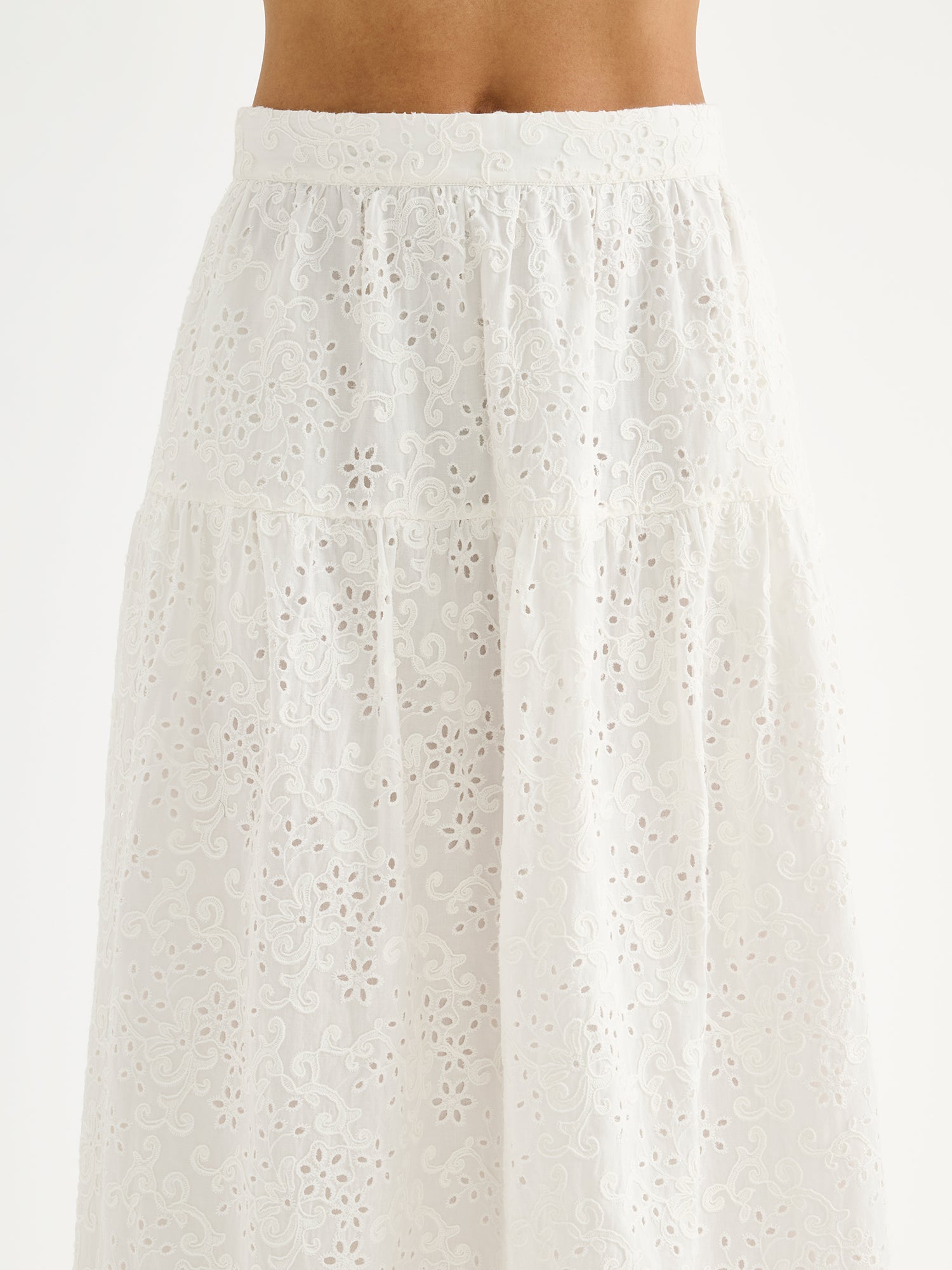 Nanson kaunis maxi-pituinen ja leveähelmainen luonnonvalkoinen Odette-hame on valmistettu pitsimäisestä Broderie anglaise -tyyppisestä puuvillakankaasta, mallin päällä lähikuvassa.