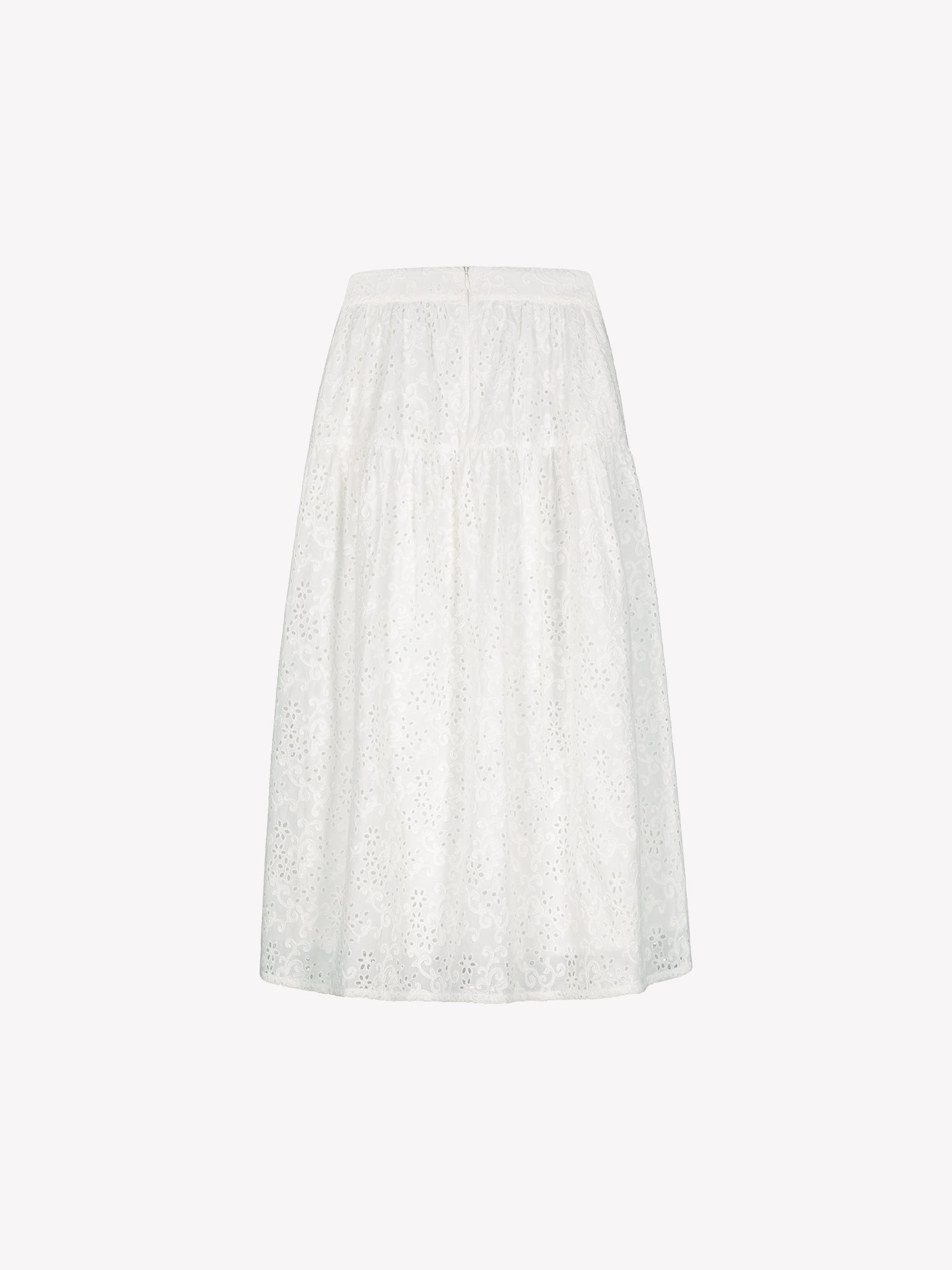 Nanson kaunis maxi-pituinen ja leveähelmainen luonnonvalkoinen Odette-hame on valmistettu pitsimäisestä Broderie anglaise -tyyppisestä puuvillakankaasta, tuotekuvassa takaa päin.