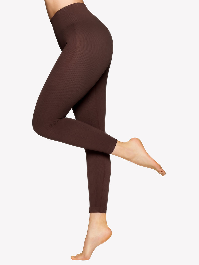 Voguen Soft Sport -malliston ruskeat Seamless Ribbed -leggingsit on valmistettu vastuullisesta, kierrätetystä polyamidista ja sopivat yhdistettäväksi rentoon oloasuun tai urheiluasuun.