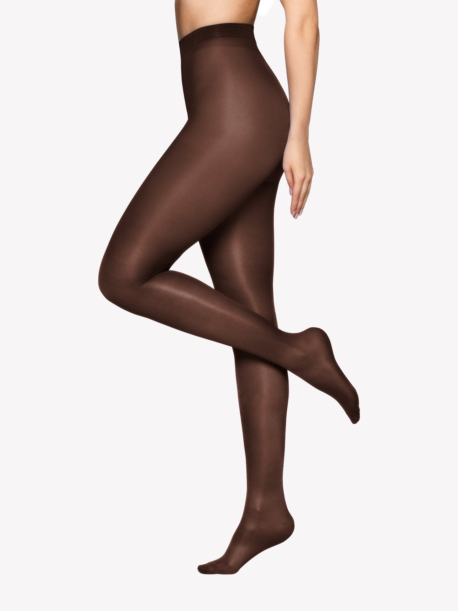 Voguen 40 den kiiltävät puolipeittävät sukkahousut. Silkkisen pehmeissä sukkahousuissa on tasosauma sekä rajaton housuosa. Kuvassa mallin päällä sivusta kuvattuna.