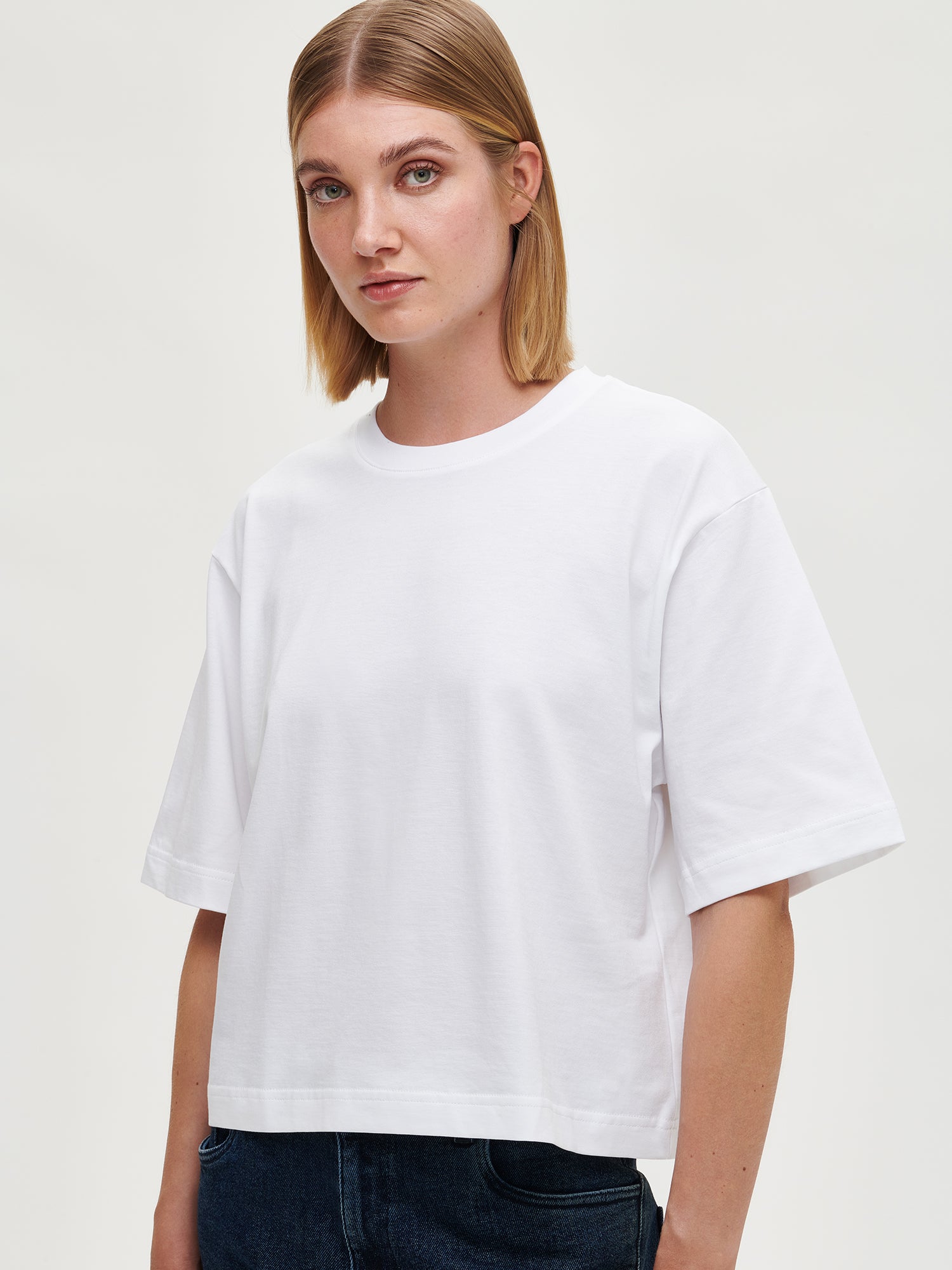 Nanson naisten laadukas valkoinen Kroppi-t-paita mallin päällä edestä lähikuvana.