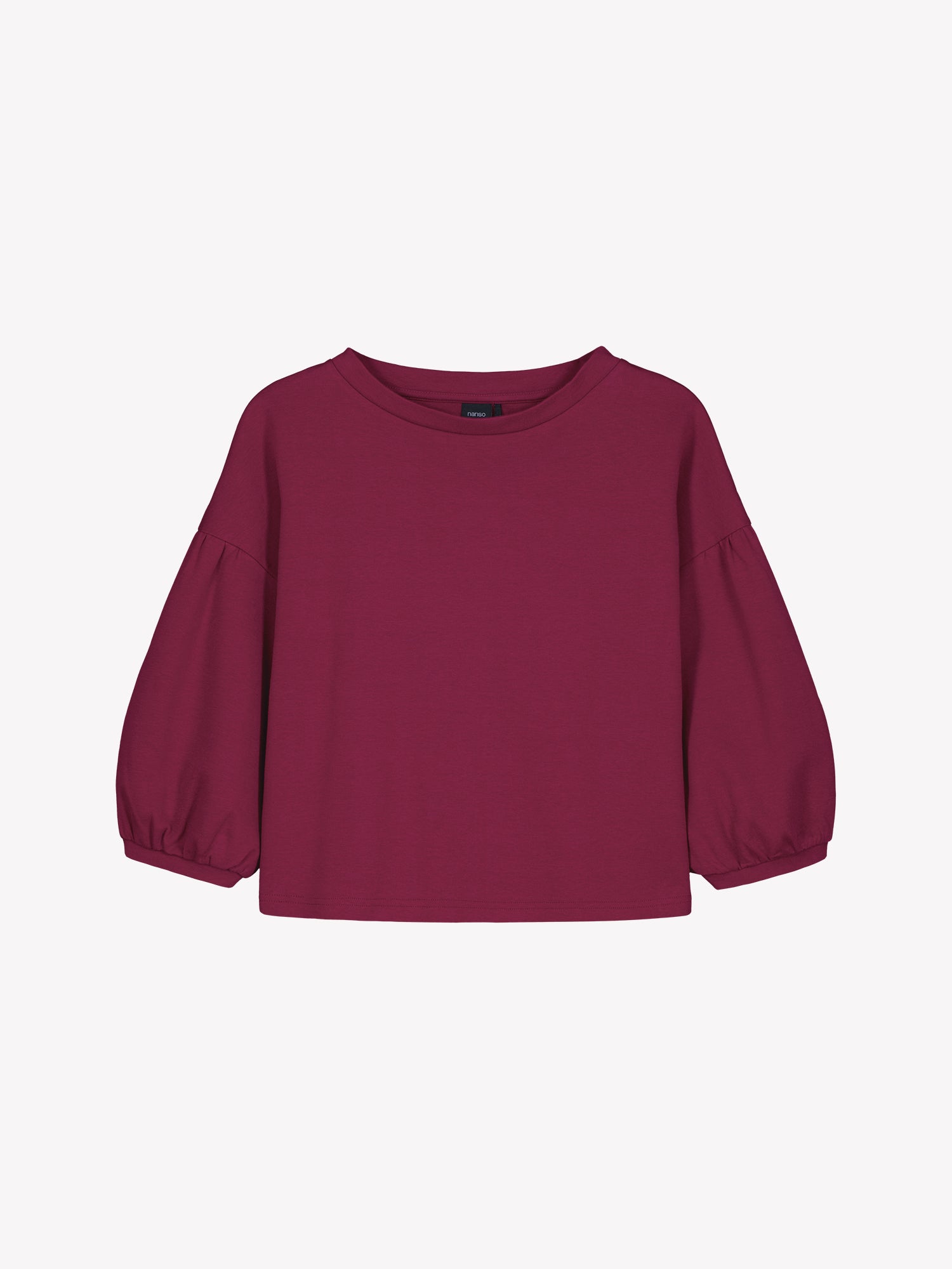 Nanson naisten viininpunainen Leija-pusero tuotekuvassa, lyhyt lantiolle ulottuva malli, venemuotoinen pystykaulus, pudotettu olkalinja ja 3/4 pituiset poimutetut hihat.