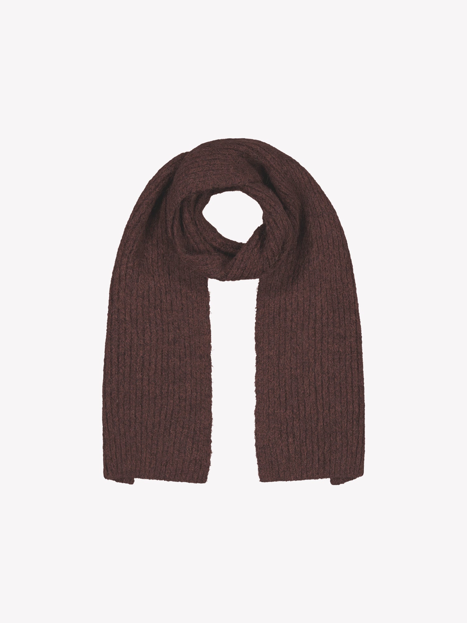 Naisten kaunis tummanruskea Usva-asustesetti sisältää ribbineulepipon ja ribbineulehuivin. Neuloksen materiaali on ihanan laadukasta, pehmeän ja miellyttävän tuntuista sertifioidun villan ja alpakan sekoitetta. kuva kaulahuivista.