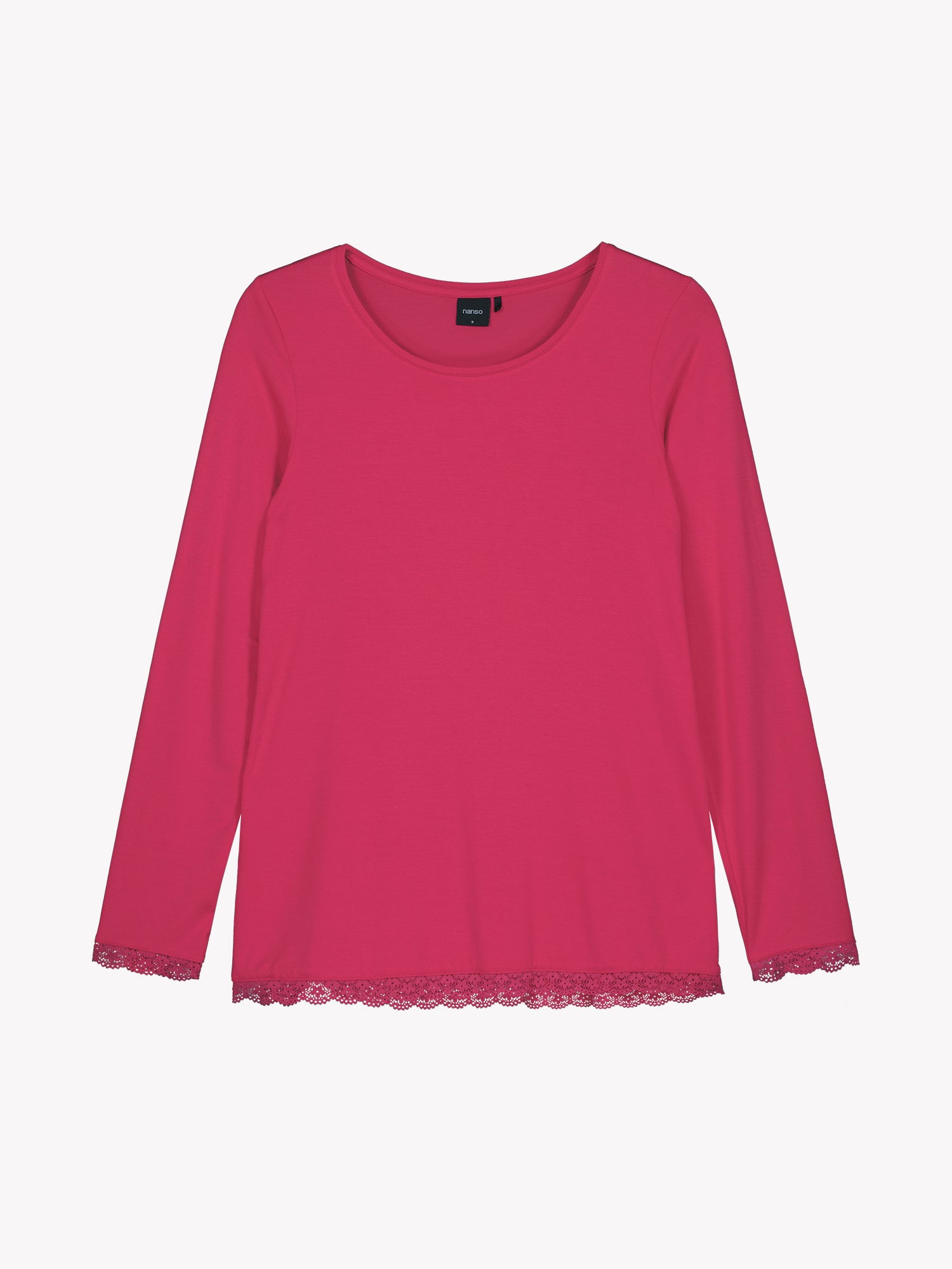 Pitsi-paidan hihansuita ja helmaa koristaa ajaton pitsinauha. Tässä pinkki Pitsi-paita tuotekuvassa.