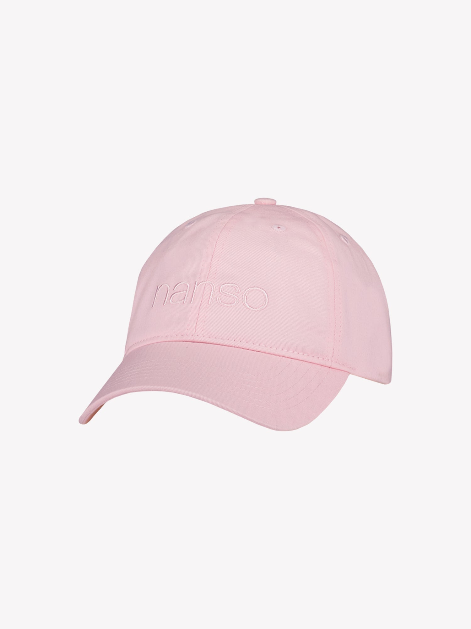 Tuotekuvassa Nanson naisten tyylikäs vaaleanpunainen Logo-lippalakki. Edessä on sävy-sävyyn brodeerattu Nanso-logo ja takana säätömahdollisuus. 
