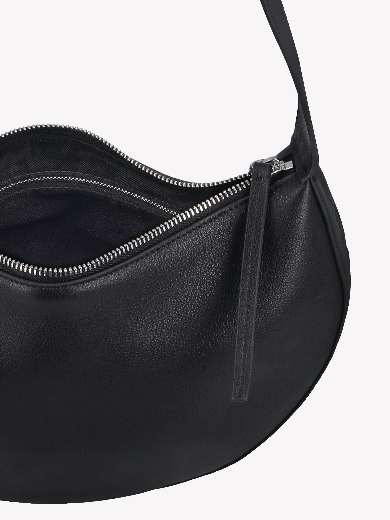 Tyylikäs ja trendikäs puolikuun mallinen musta OLKA KUU - nahkalaukku. Laukussa on olalle sopiva kantohihna ja logo nahan pinnassa. Vuoritetussa laukussa on päällä metallinen vetoketju.  Tuotekuva mustasta laukusta yläviistosta.