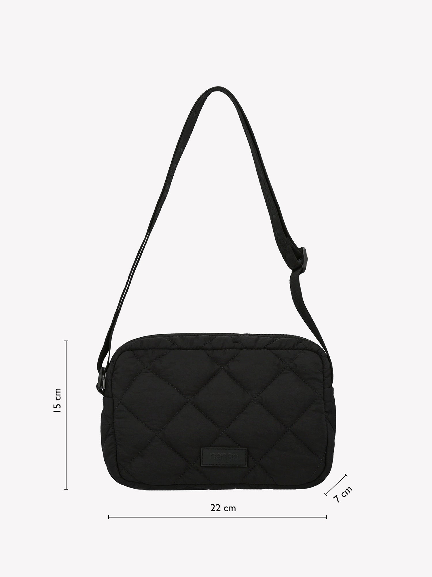 Nanson musta Vanu Olkalaukku tuotekuvassa, jossa mitat: leveys 22 cm, korkeus 15 cm ja pohjan syvyys 7 cm.