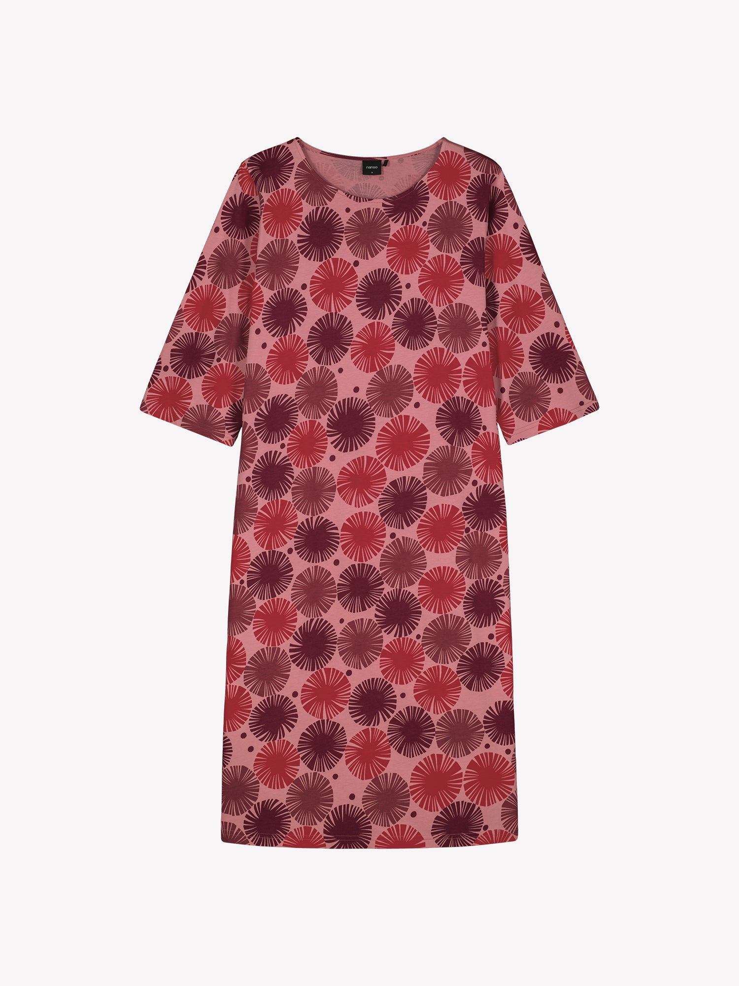 Nanson naisten punainen Amara-yöpaita, 3/4-hihainen ja ovaalilla pääntiellä viimeistelty, pohkeen yläpuolelle ulottuva pituus, tuotekuvassa.