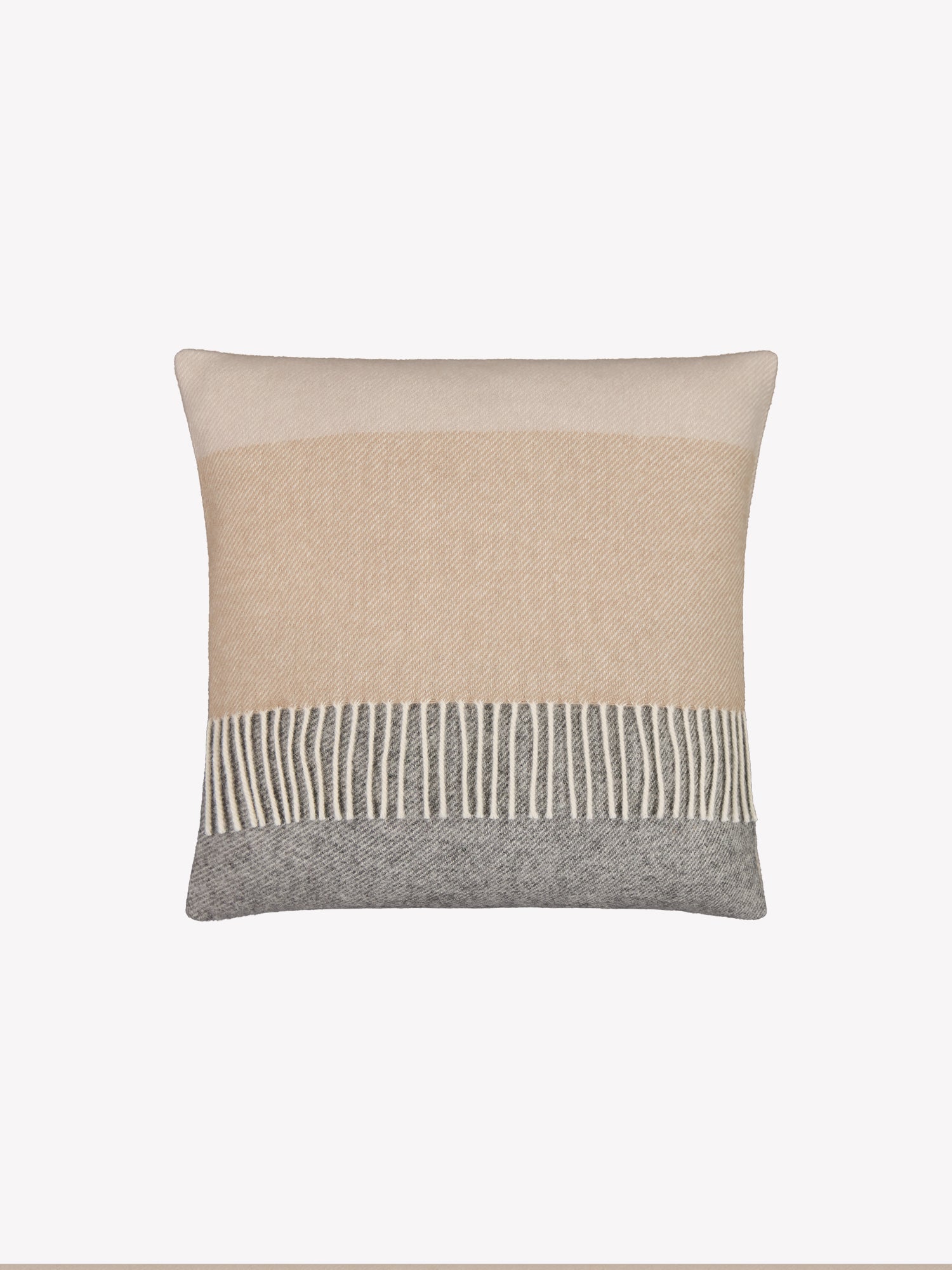 Ihastuttava beige Trio-tyynynpäällinen on valmistettu 100 % villasta