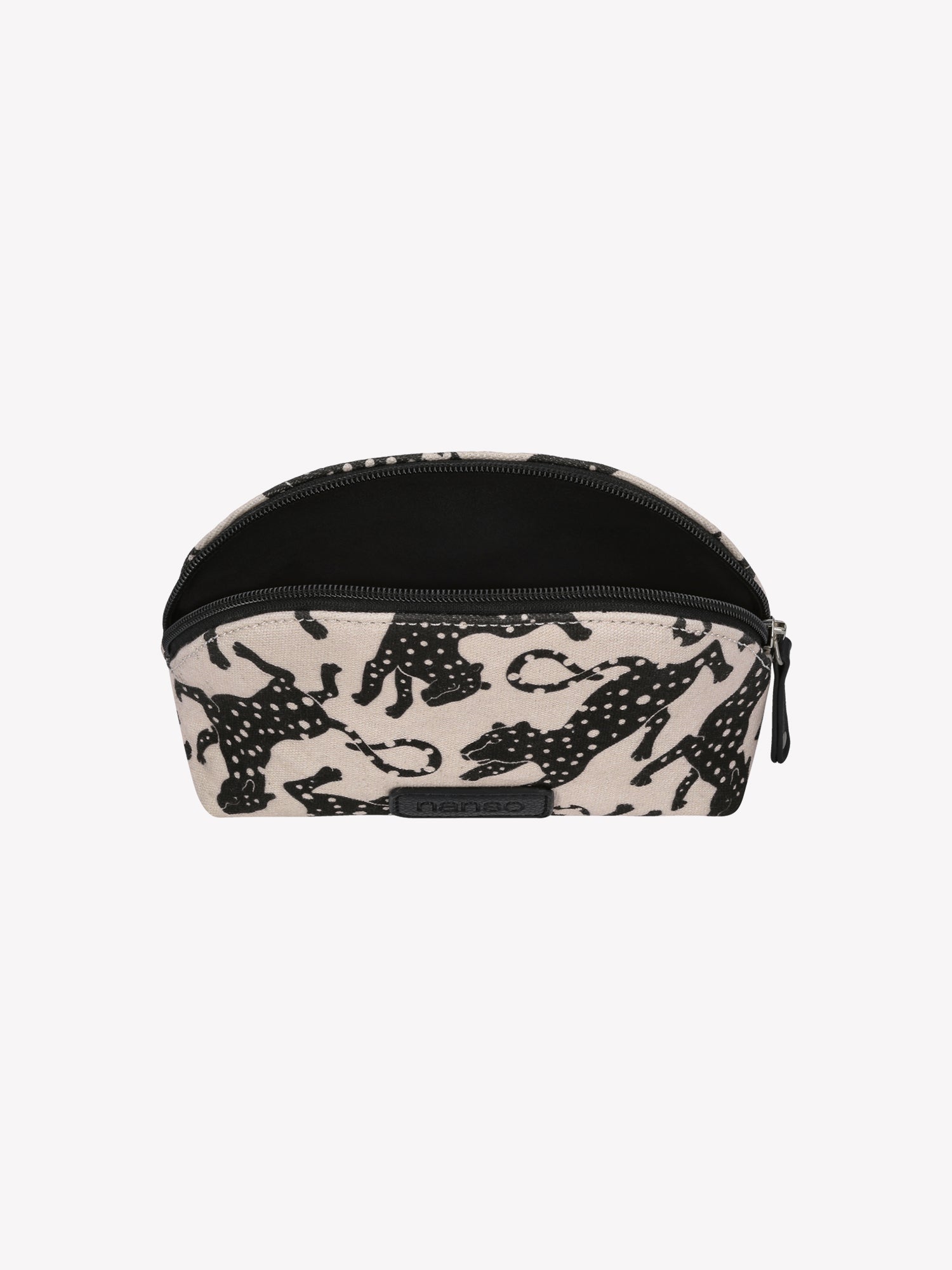 Ihana lahjasetti, joka sisältää suositut Leonora-kuosilliset tuotteet: LEONORA MINI kosmetiikkalaukun beigenä, LEONORA pussilakanasetin vaaleanpunaisena sekä LEONORA torkkupeiton vaaleanpunaisena. Kuva 7