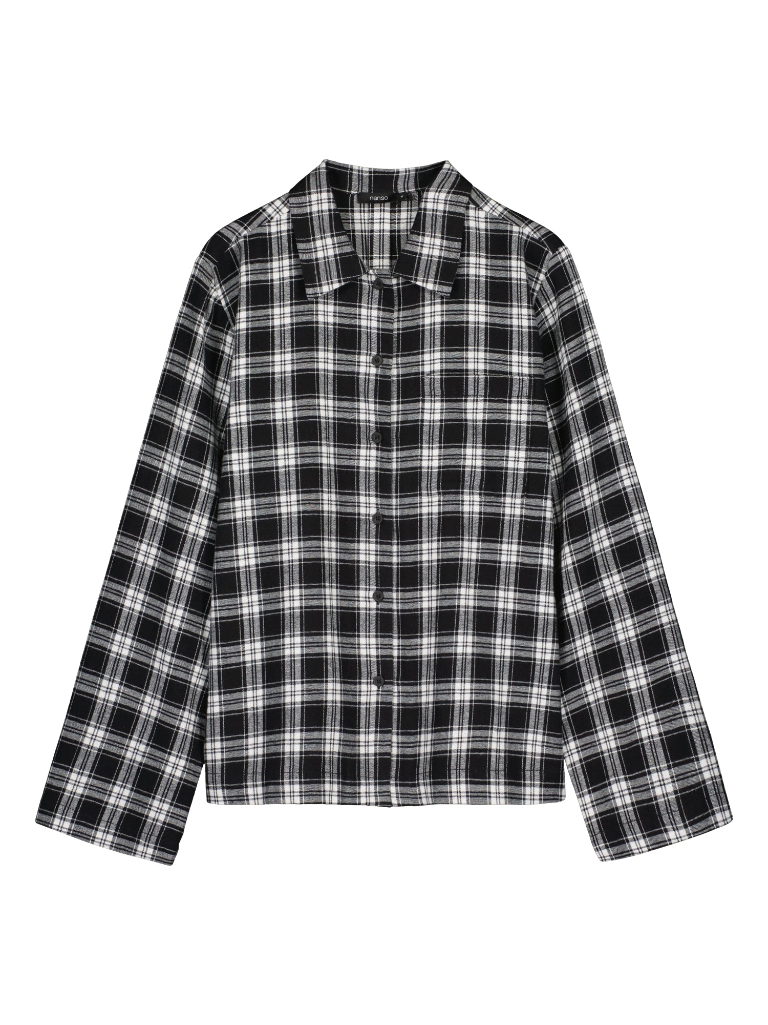Nanson naisten mustavalkoinen ruutukuosinen flanellipaita tuotekuvassa, lantiolle ulottuva pituus, pitkät hihat, kaulus, nappilista, rintatasku ja pyöristetty helma sivuhalkioilla.