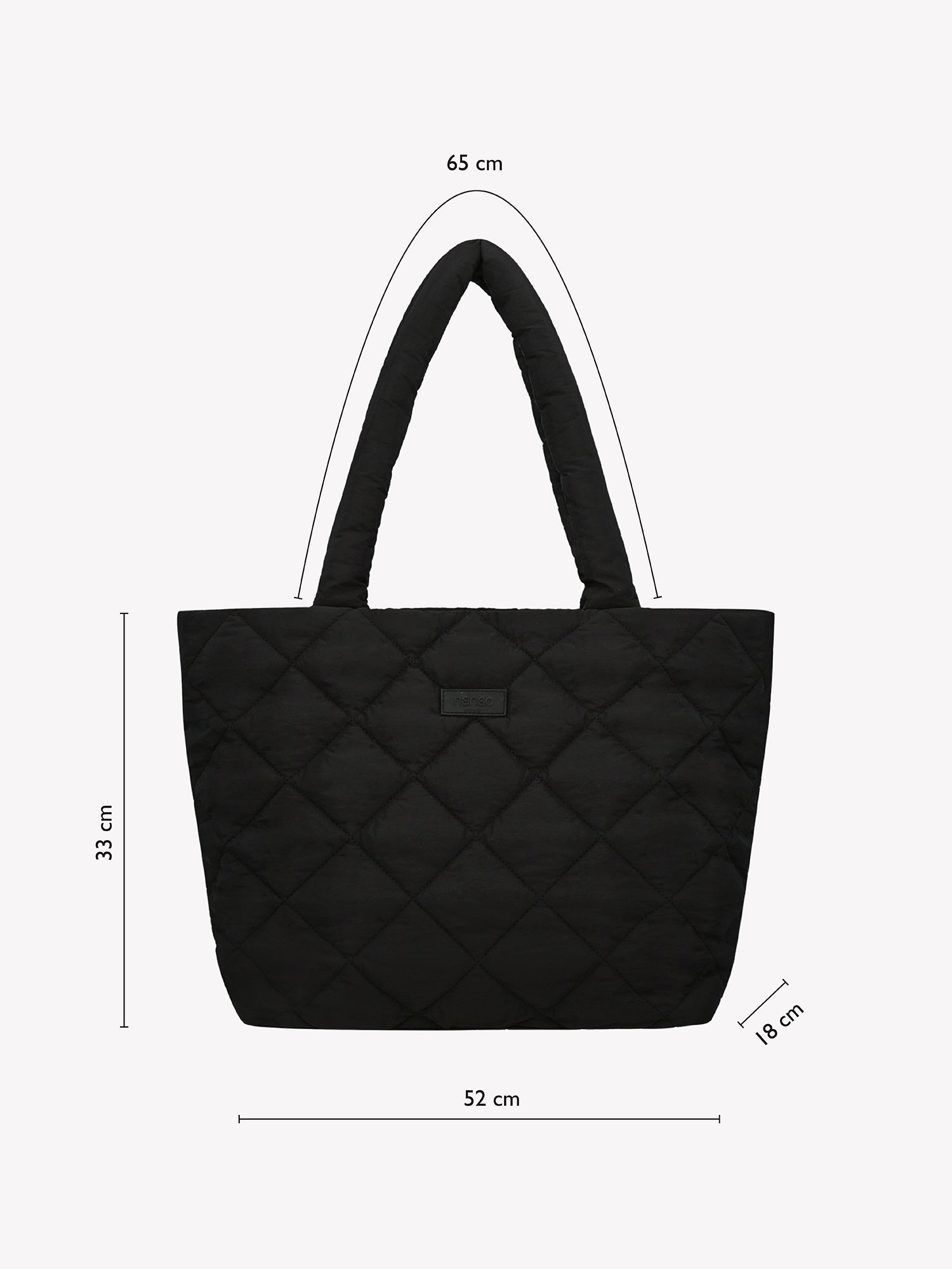 Nanson musta Maxi Vanu Tote laukku tuotekuvassa, jossa mitat: Korkeus 33 cm, leveys 52 cm ja pohjan syvyys 18 cm.