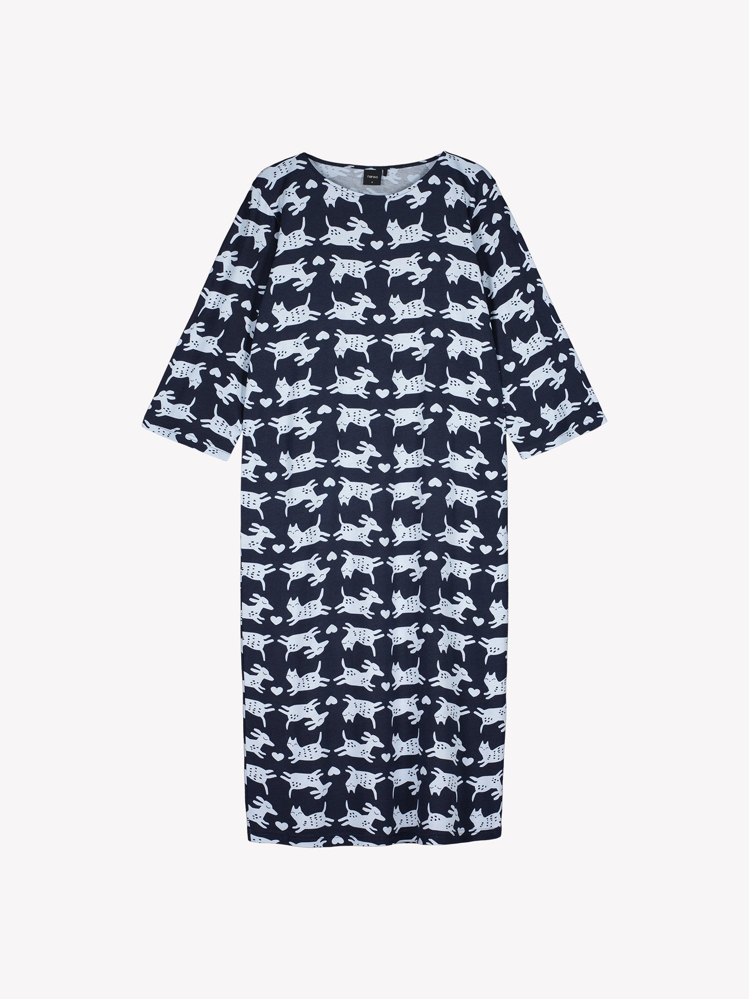 Nanson naisten tummansininen Kamu-yöpaita, 3/4-hihainen ja ovaalilla pääntiellä viimeistelty, pohkeen yläpuolelle ulottuva pituus, tuotekuvassa.