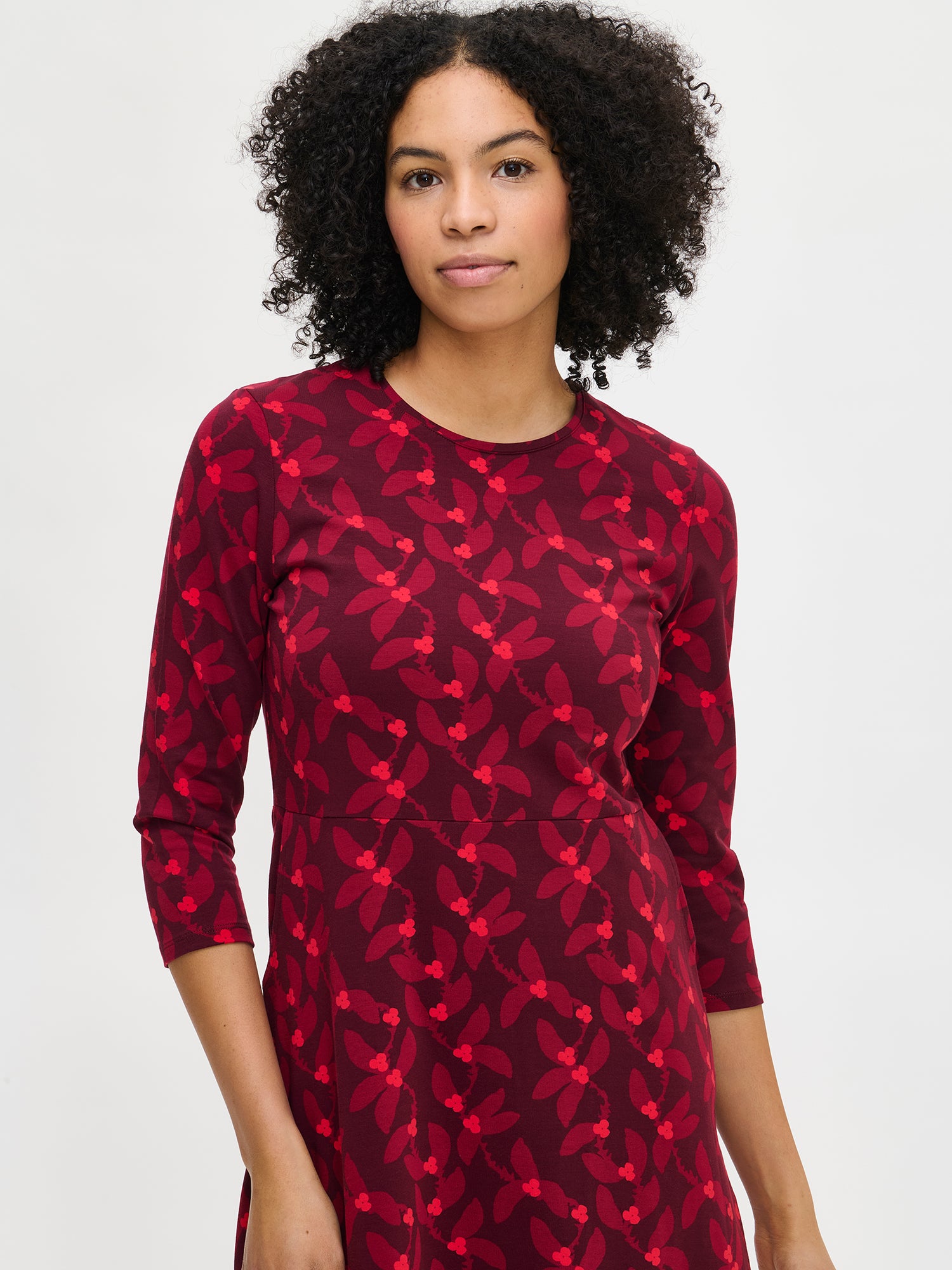 Naisten kuosillinen punainen Vieno-mekko, lähikuvassa