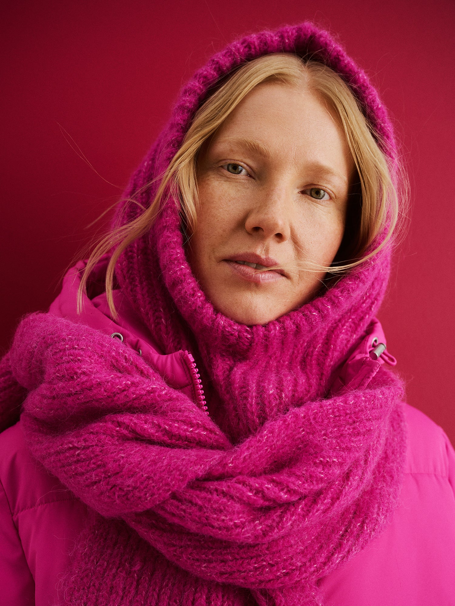 Nanson naisten kaunis ja muhkea pinkki Usva-ribbineulehuivi, sidottuna
