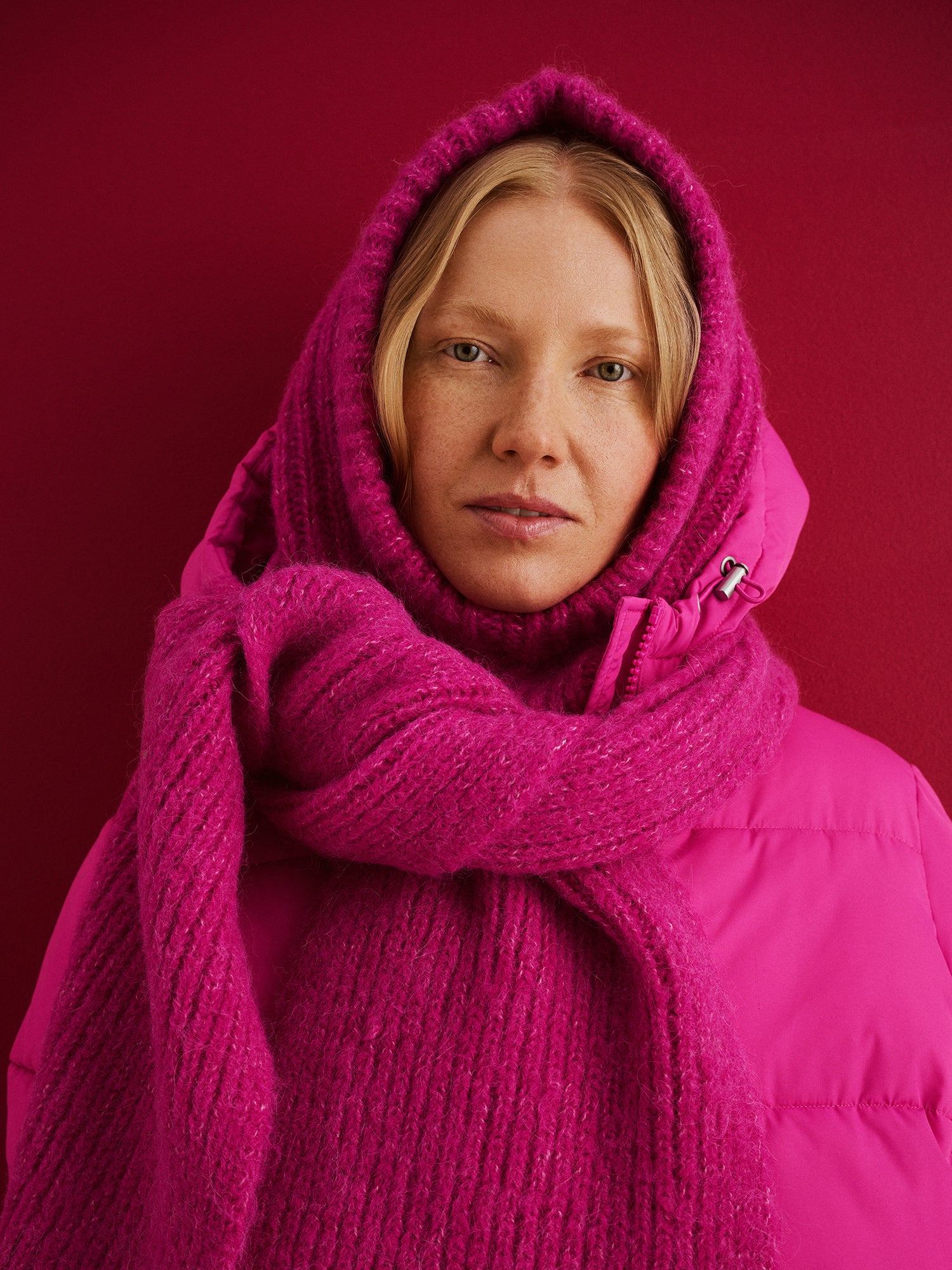 Nanson naisten kaunis ja muhkea pinkki Usva-ribbineulehuivi, neulehupun kanssa