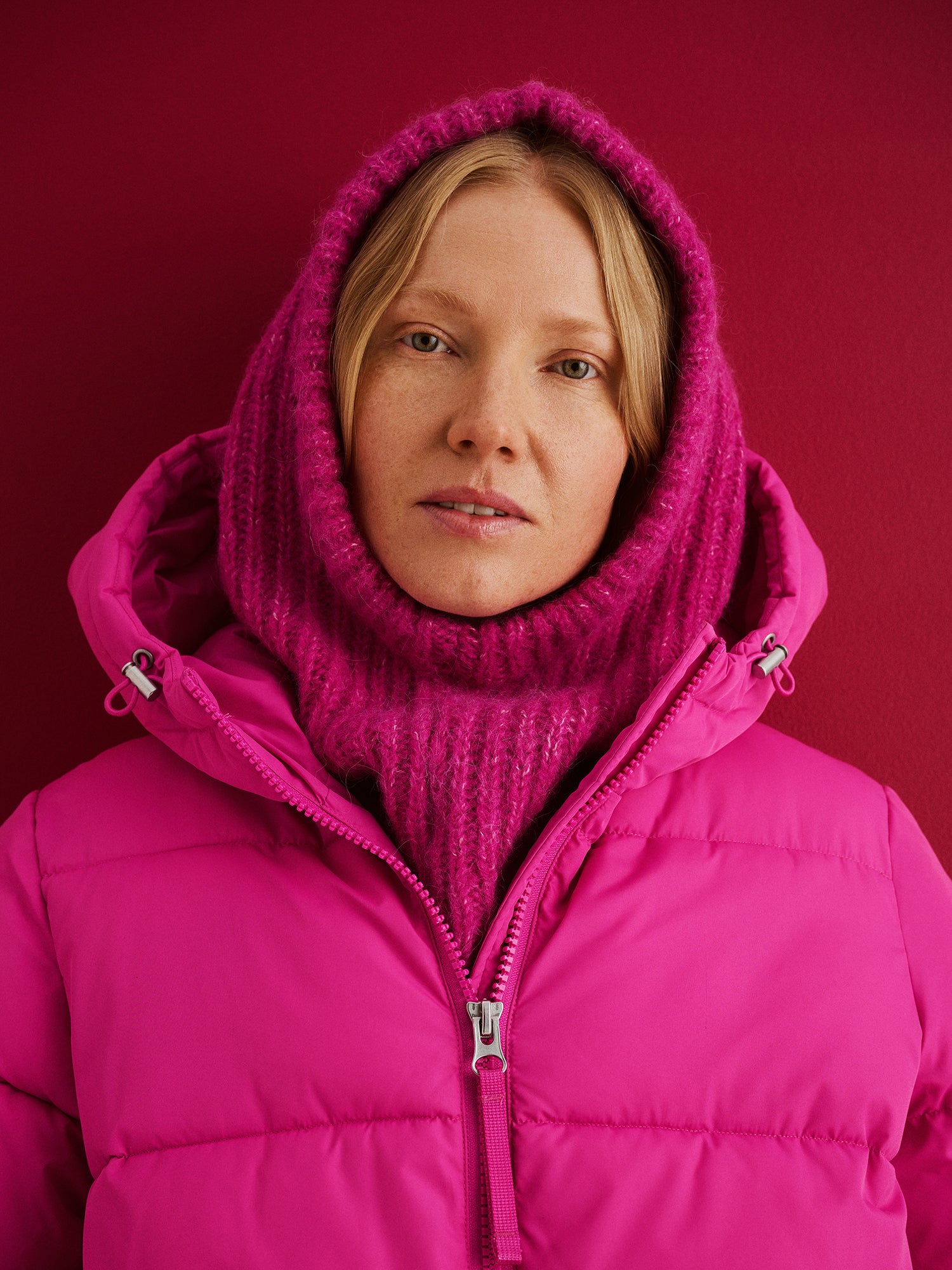 Lämmin ja muhkea pinkki Lumi-toppatakki miellyttävän kevyellä vanuvuorella. Mallin päällä neulehupun kanssa.