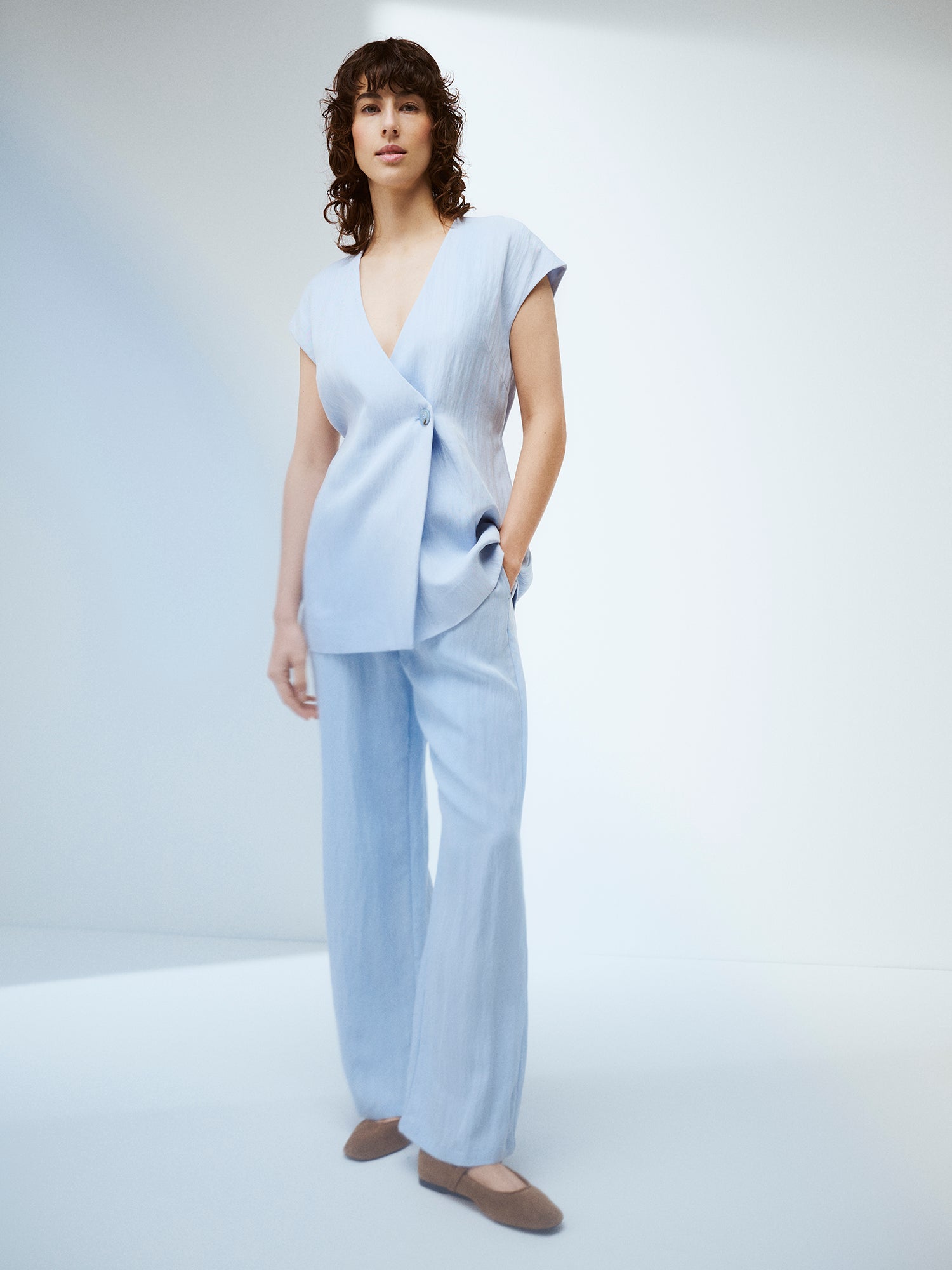 Nanson sininen Nizza liivi ja -housut mallin päällä tyylikkäässä kuvassa.