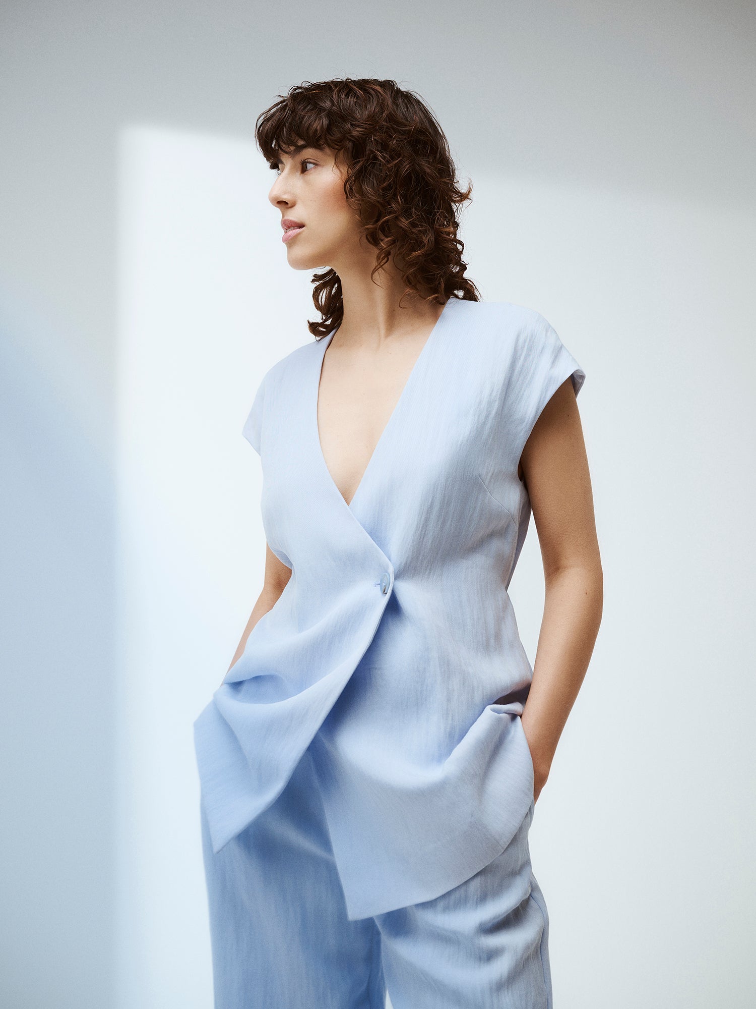 Nanson naisten tyylikäs pehmeän sininen Nizza-liivi mallin päällä Nizza-housujen kanssa lähikuvassa.