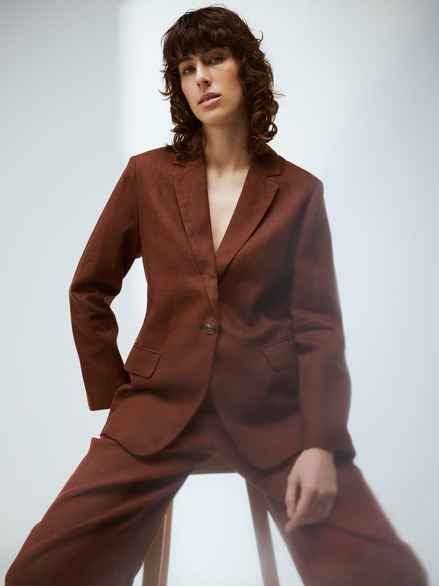 Nanson naisten ruskeat Saari-pellavahousut vajaamittaisilla lahkeilla mallin päällä ruskean pellavableiserin kanssa.