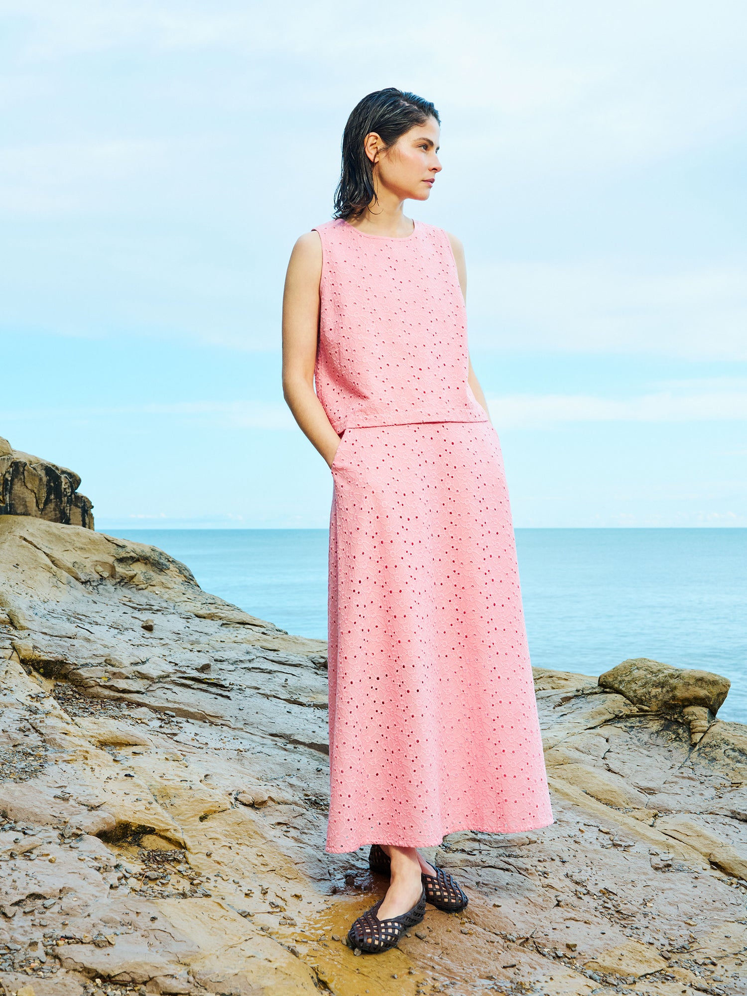 Nanson naisten kaunis vaaleanpunainen brodeerattu Nuppu-pusero Nuppu-hameen kanssa mallin päällä.