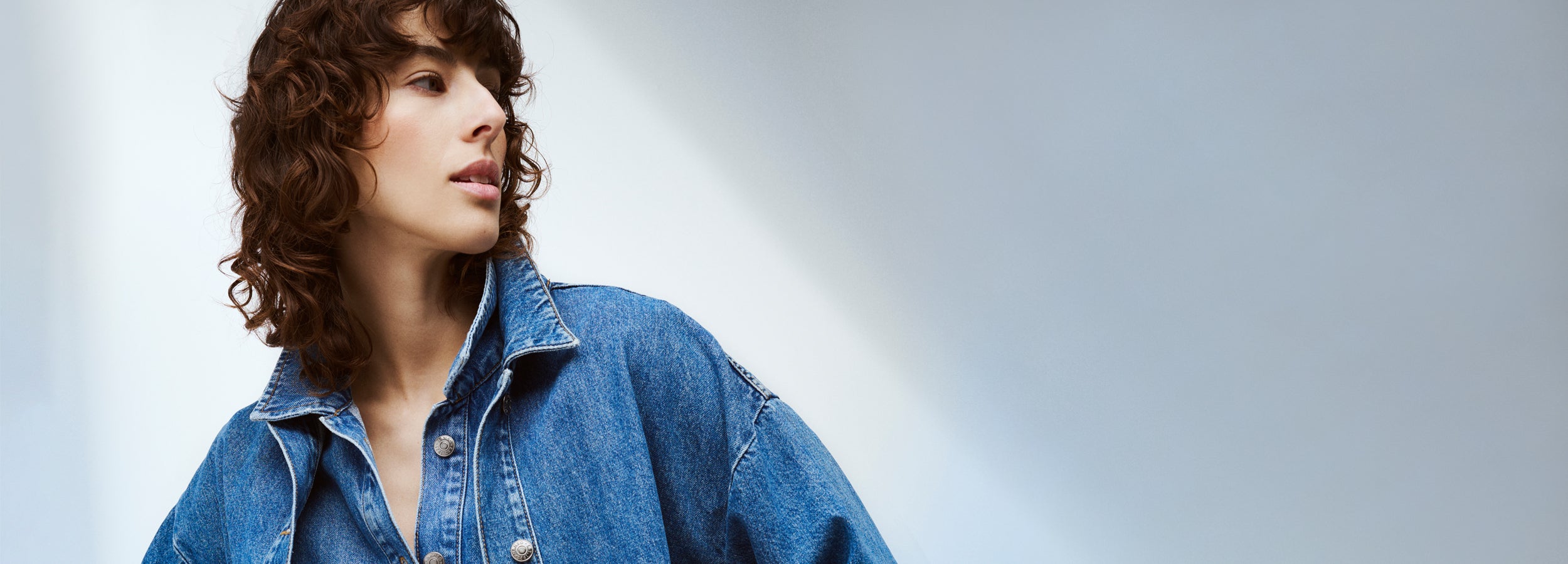 Nanson Doris farkkutakki mallin päällä lähikuvassa