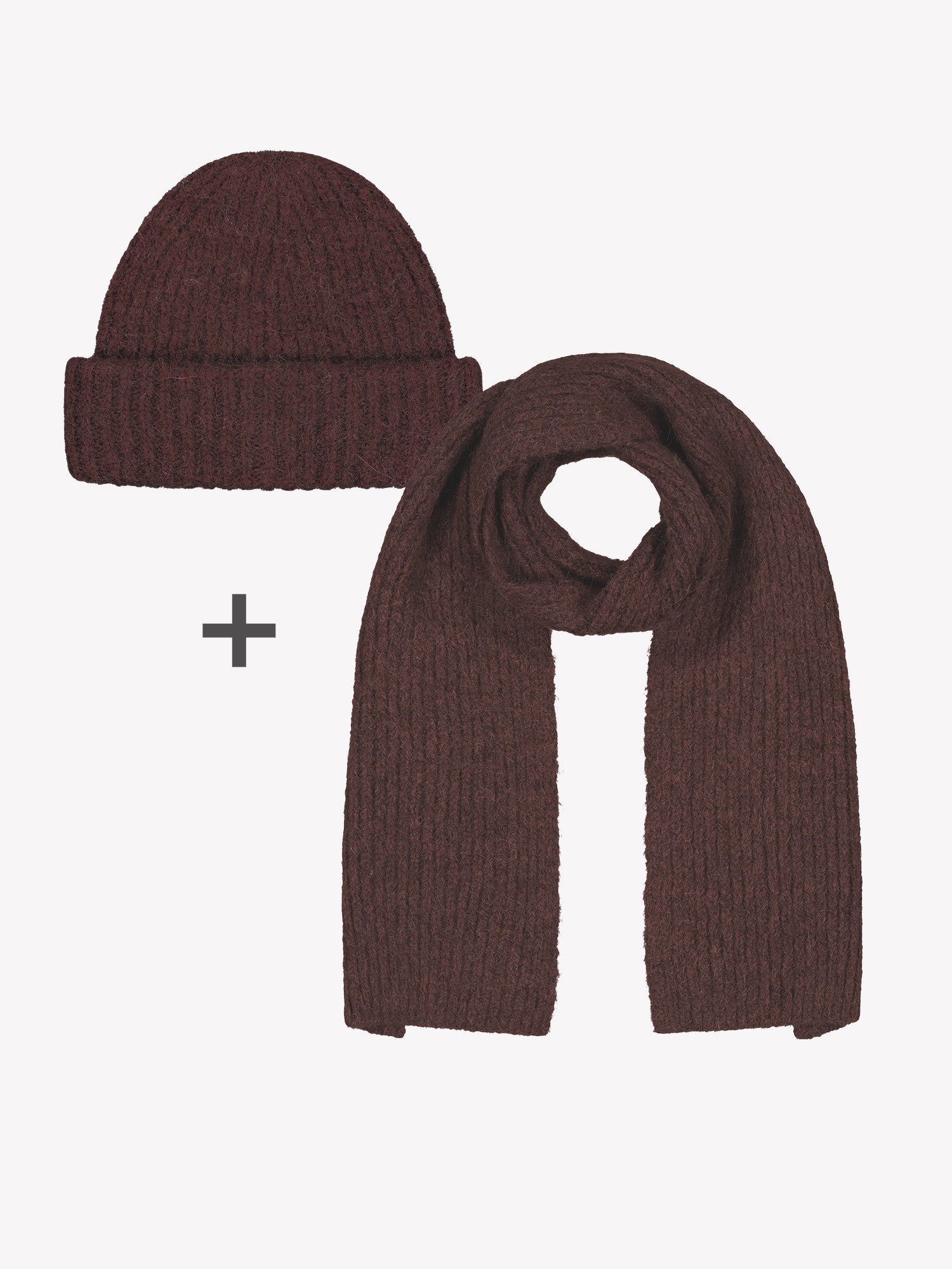 Naisten kaunis tummanruskea Usva-asustesetti sisältää ribbineulepipon ja ribbineulehuivin. Neuloksen materiaali on ihanan laadukasta, pehmeän ja miellyttävän tuntuista sertifioidun villan ja alpakan sekoitetta. Kuva setistä.