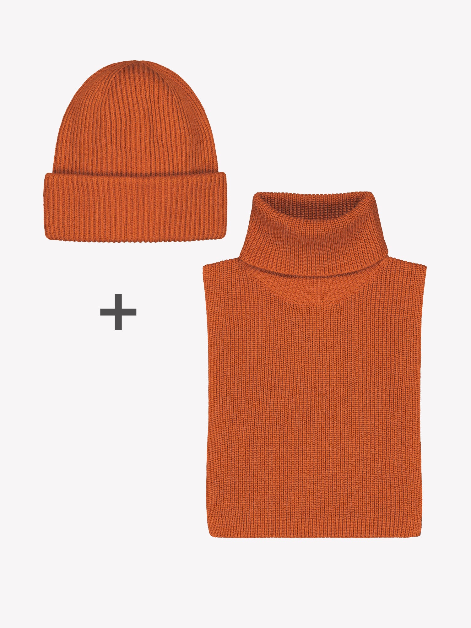 Naisten lämmin oranssin ruskea Utu-asustesetti sisältää upean Utu kaulurin sekä pipon. Niiden neulos on laadukasta, pehmeän ja miellyttävän tuntuista puuvilla-villa-sekoitetta. Kuva setistä.