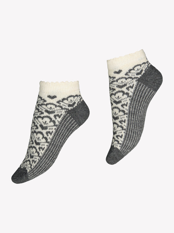Voguen pehmeät tummanharmaat villasekoite sneaker sukat kauniilla kirjoneulekuviolla ja piparkakkureunalla.
