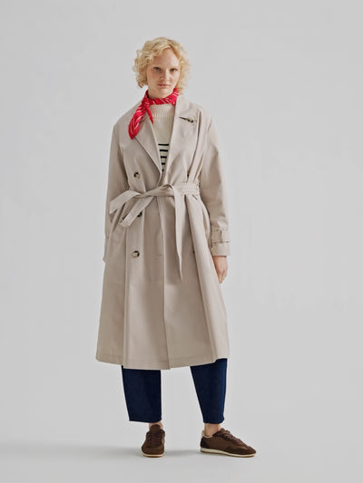 Nanson naisten klassisen tyylikäs beige Trenssi-takki vaaleahiuksisen mallin päällä.