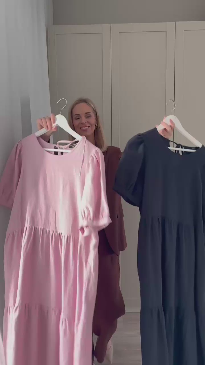 Videolla nainen esittelee Nanson asukokonaisuuksia joissa ruskea Arles-jakku ja Saari-housut sekä Sarastus-mekkoja.