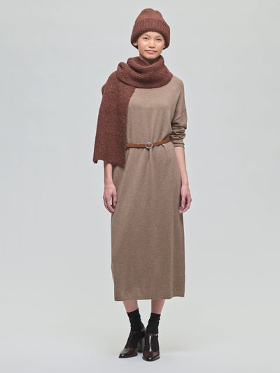 Nanso pitkä beige Villis-mekko mallilla. Asusteina  ruskea vyö ja Utu-pipo sekä kaulahuivi. 