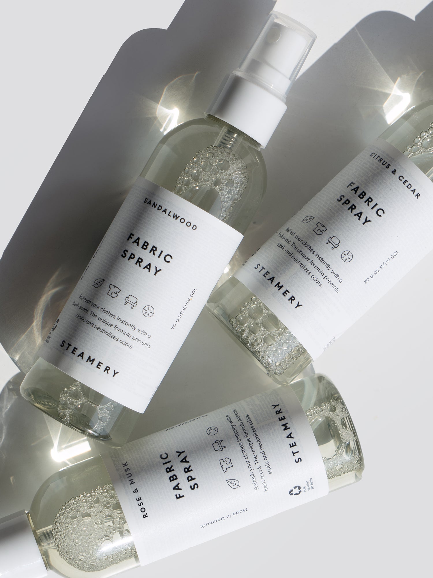 Steamery Fabric Spray tekstiilisuihkeella raikastat vaatteet helposti.