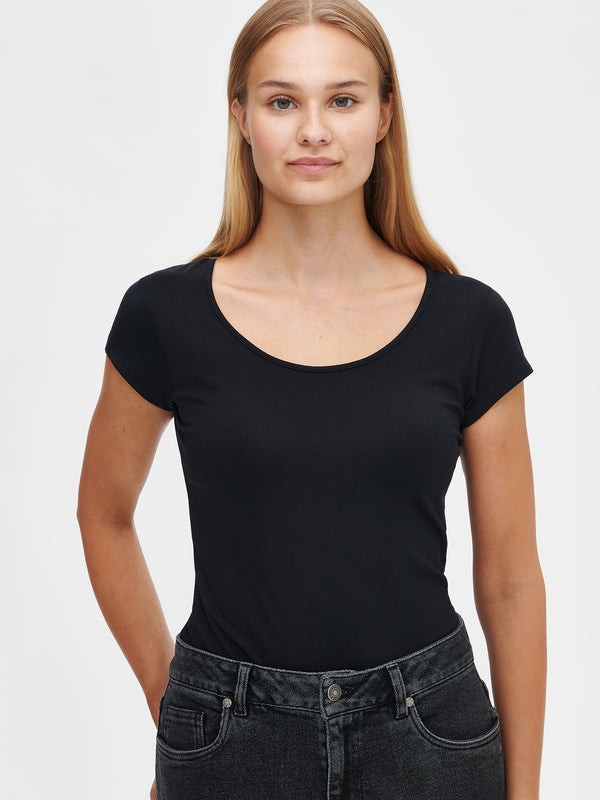 Naisten musta Viskoosi Basic t-paita pyöreällä pääntiellä.
