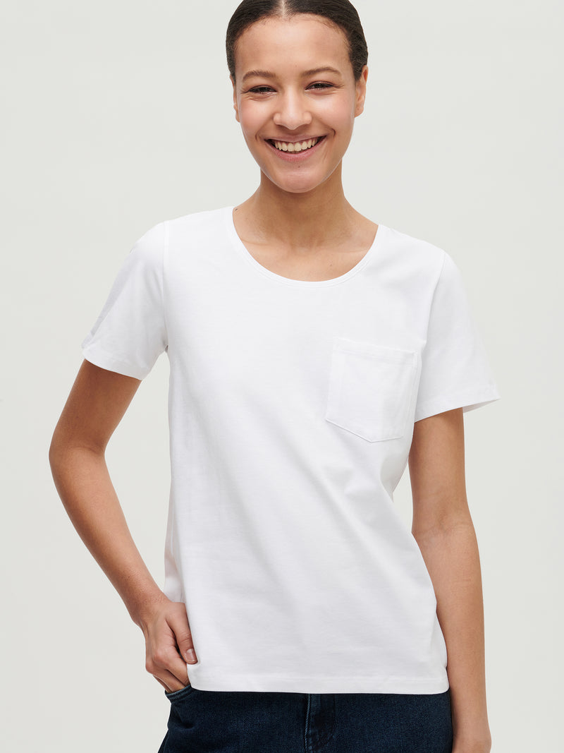 Nanson naisten valkoinen Tasku t-paita pyöreällä pääntiellä.