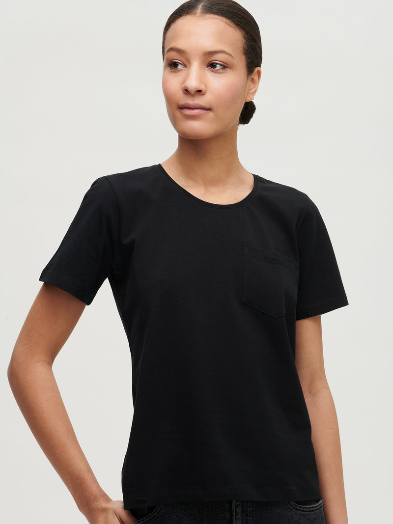 Naisten klassinen, musta Tasku t-paita pyöreällä pääntiellä. 
