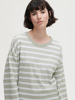Nanson naisten raidallinen Maininki-paita pitkillä, hieman leveillä hihoilla.