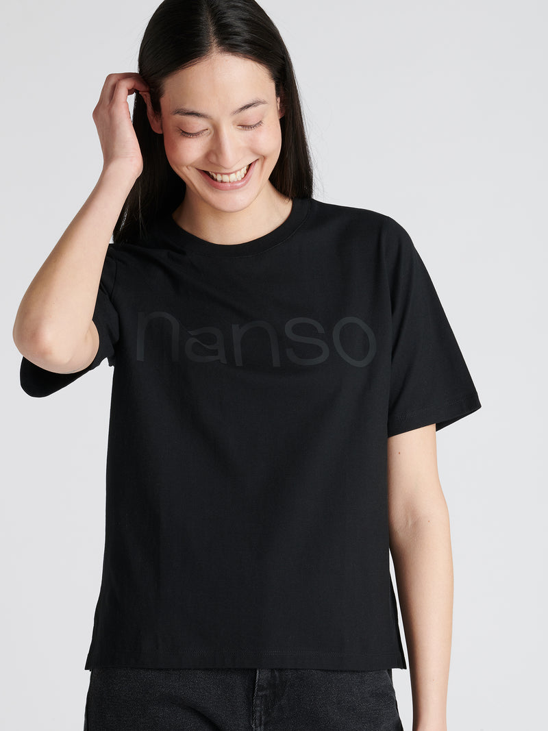 Nanson naisten Nanso Logo-t-paita pyöreällä pääntiellä. 