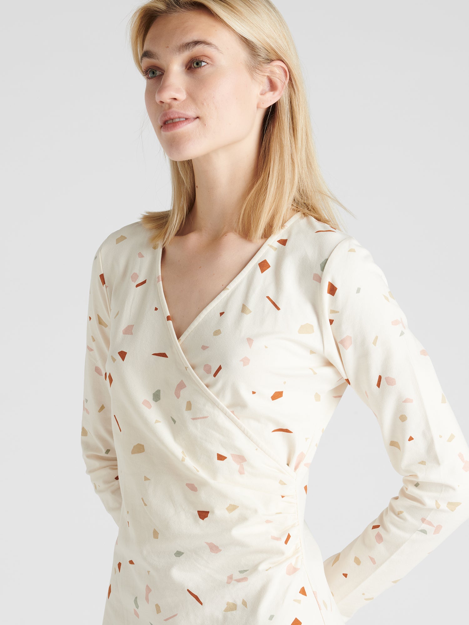 Nanson naisten kuosillinen Terrazzo-yöpaita, jossa on rypytystä toisessa kyljessä ja kietaisuyksityiskohta edessä.