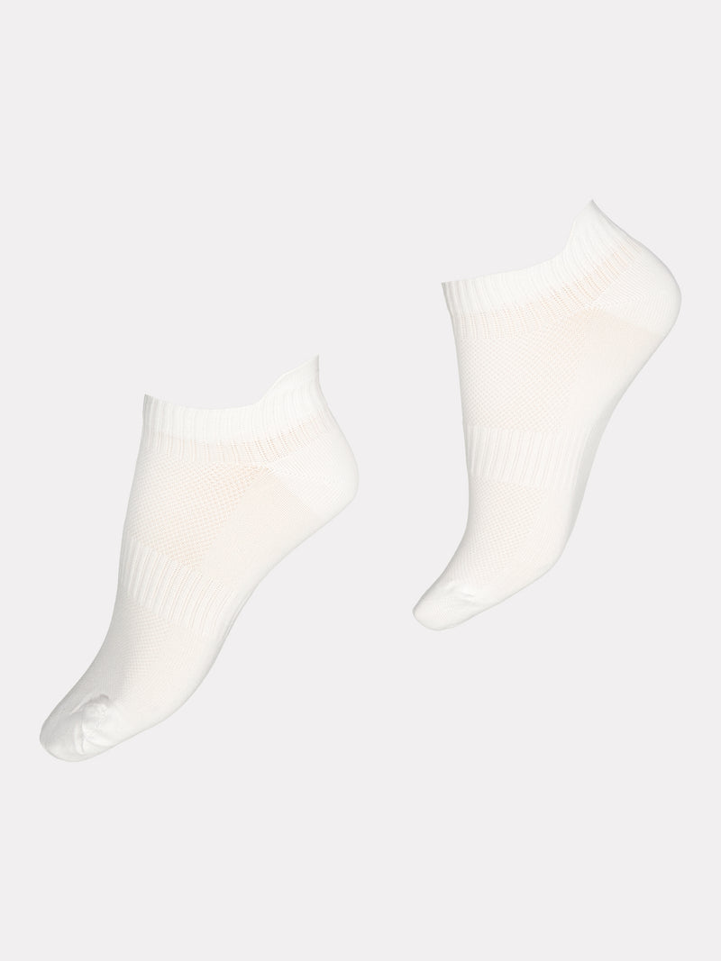 Voguen sporttiset, matalat sukat ovat miellyttävän joustavat ja niiden pinnassa vuorottelevat resori- ja verkkoyksityiskohdat.