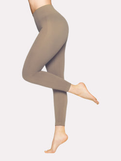 Voguen Soft Sport -malliston Seamless Ribbed -leggingsit on valmistettu vastuullisesta, kierrätetystä polyamidista ja sopivat yhdistettäväksi rentoon oloasuun tai urheiluasuun. 