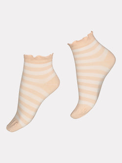 Voguen raidalliset, pehmeät ja korkealaatuiset sukat orgaanisesta puuvillasta lyhyellä varrella ja frillareunalla.