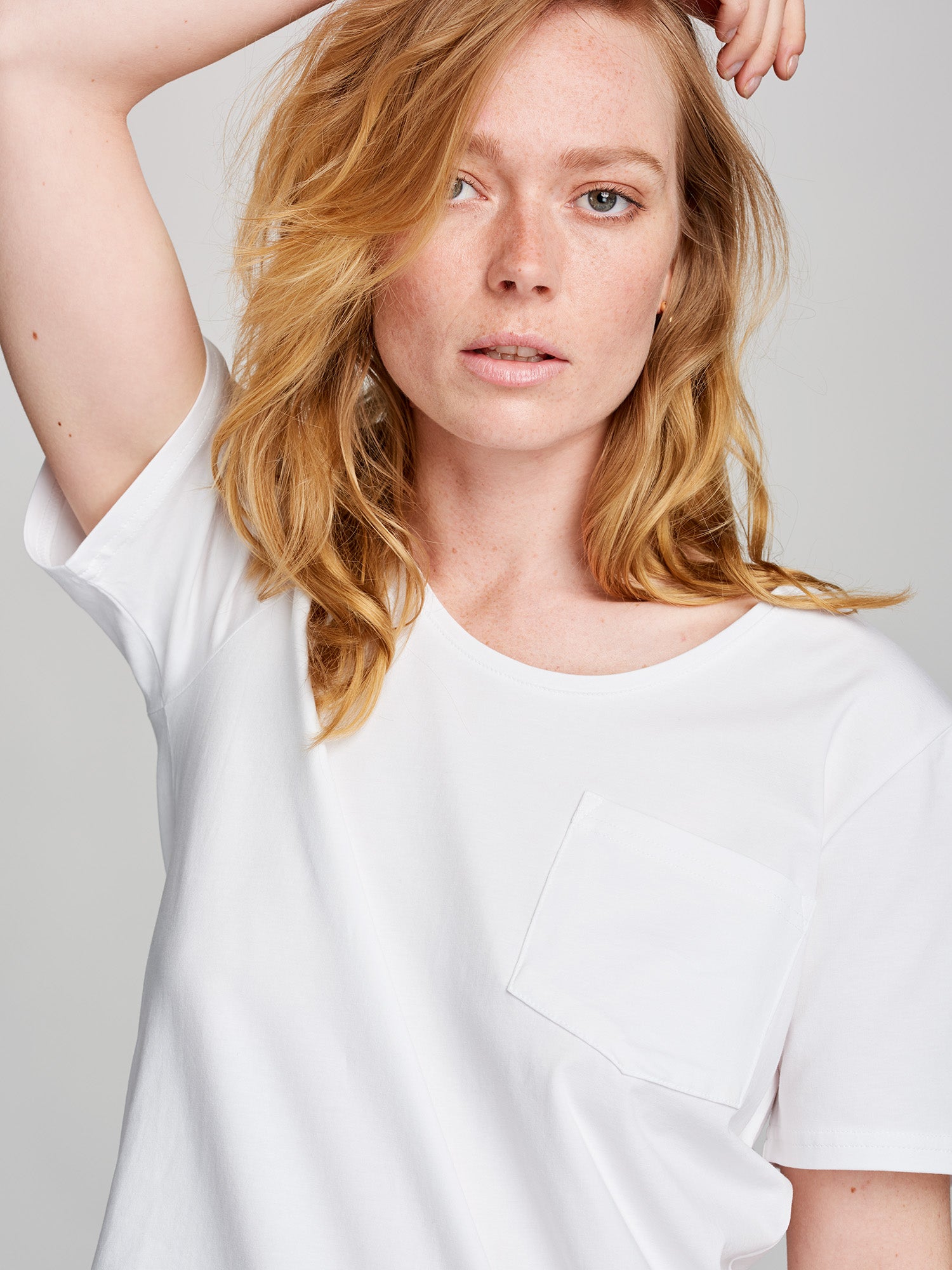 Naisten tyylikäs valkoinen Tasku t-paita pyöreällä pääntiellä. 