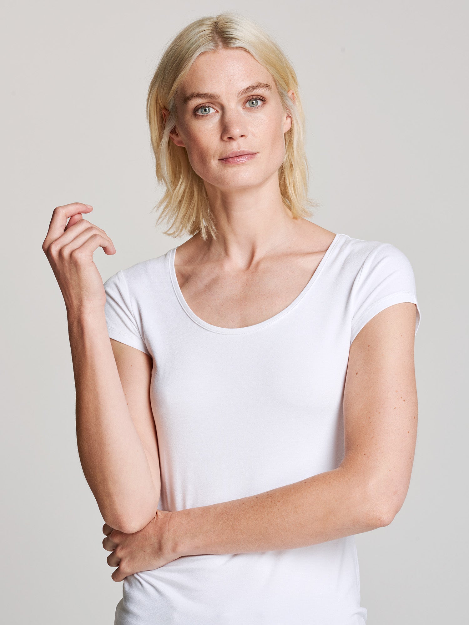 Naisten yksivärinen valkoinen Viskoosi Basic t-paita pyöreällä pääntiellä. 