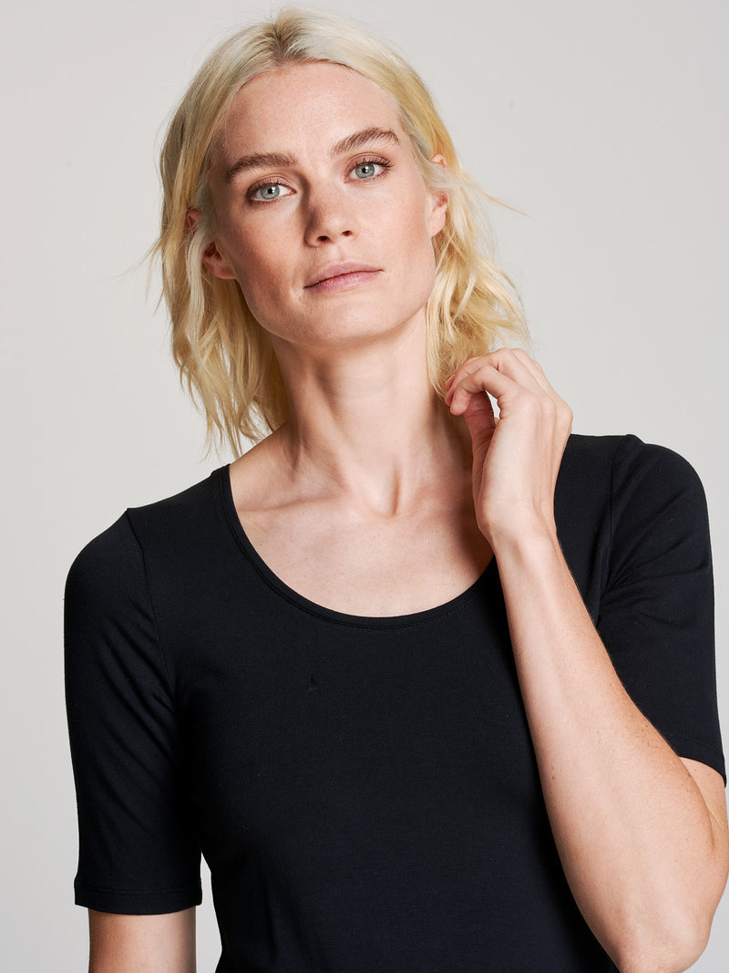 Naisten tyylikäs musta Viskoosi Basic t-paita pyöreällä pääntiellä. 